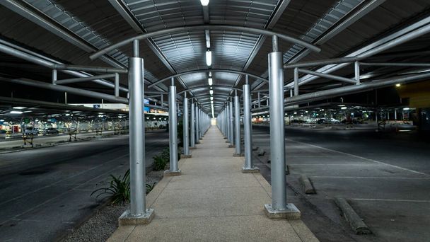 La passerella per il centro commerciale sotto la facciata mostra la vista di notte. - Foto, immagini