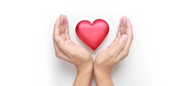 Mani con un cuore rosso. concetti di donazione di salute del cuore - Foto, immagini