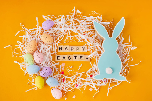Ostergrußkarte mit bunten Eiern, der Hintergrund des Rahmens. Holzbuchstaben "Frohe Ostern"" - Foto, Bild