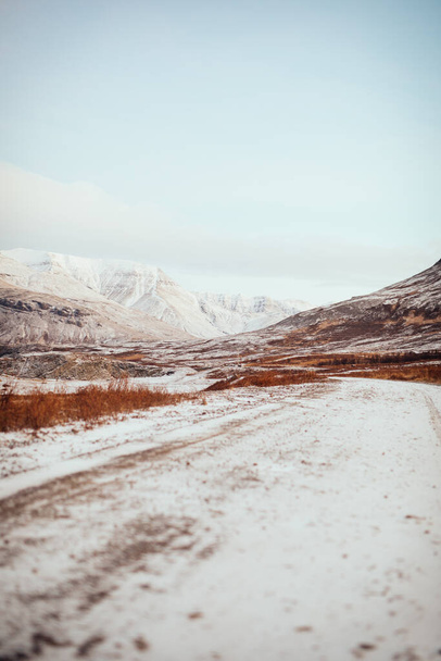 冬のアイスランドの山の風景 - 写真・画像
