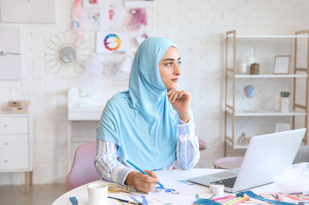 Γυναίκα Μουσουλμάνα σχεδιάστρια μόδας που εργάζεται στο στούντιο - Φωτογραφία, εικόνα