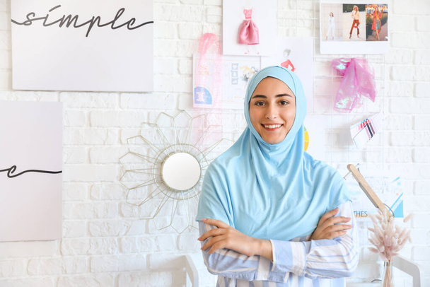 Γυναίκα μουσουλμάνα σχεδιάστρια μόδας στο σύγχρονο στούντιο - Φωτογραφία, εικόνα