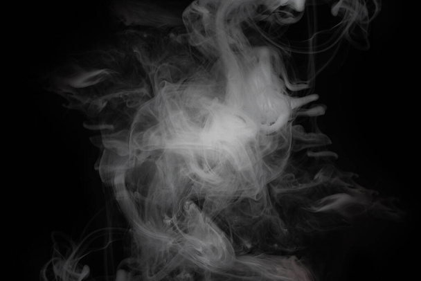 Weißer Dampf auf schwarzem Hintergrund. Kopierraum. - Foto, Bild