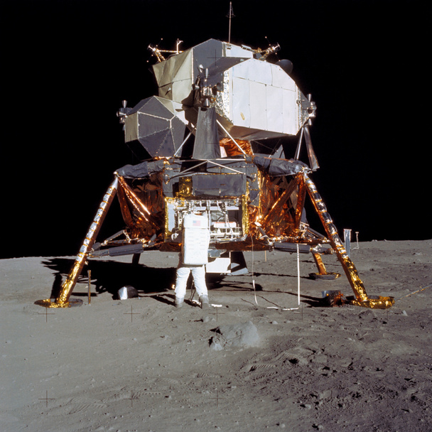 Astronaut Edwin E Aldrin Jr, Pilot des Mondmoduls (LM) steigt von der LM ab. Hintergrundvorlage, Elemente dieses Bildes von nasa - Foto, Bild