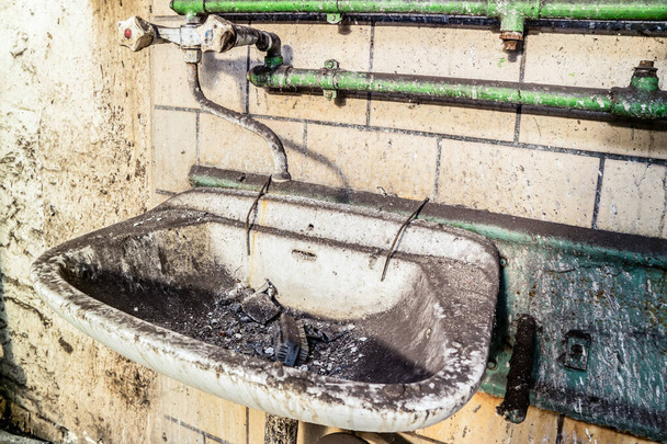 Schmutziges Waschbecken im Vintage-Stil - Foto, Bild