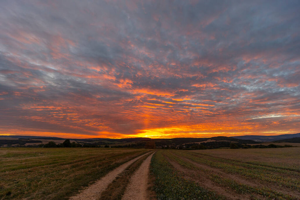 Захід сонця в Біле Карпаті (Словаччина). - Фото, зображення