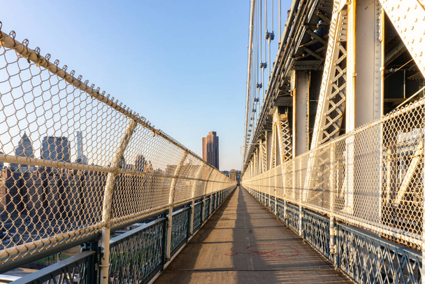 Üres Manhattan Bridge Walkway New Yorkban. Szuszpenziós híd, amely összeköti Manhattant Brooklynnal sétaúttal, metróval és autóutakkal - Fotó, kép