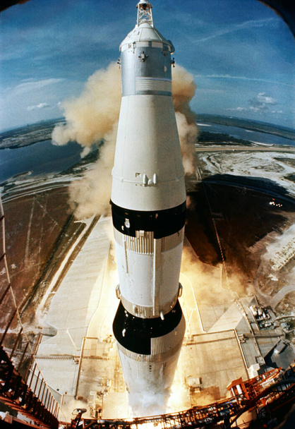 De enorme, 363-voet hoge Apollo 11 ruimte voertuig wordt gelanceerd vanaf Pad A, Launch Complex 39, Kennedy Space Center, 16 juli 1969. achtergrond template, elementen van deze afbeelding geleverd door nasa - Foto, afbeelding