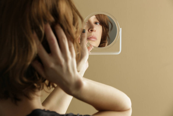 Reflet miroir du visage d'une femme, prise de vue en studio - Photo, image