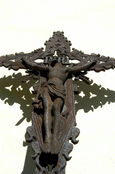 Jesucristo colgando de la cruz, símbolo de sufrimiento en la religión cristiana - Foto, imagen