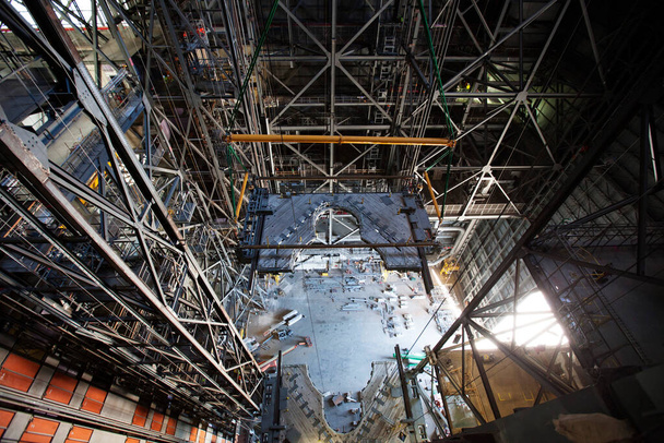 Una grúa de 250 toneladas se utiliza para bajar la segunda mitad de las plataformas de trabajo de nivel K para el cohete NASAs Space Launch System (SLS) a High Bay 3 dentro de la plantilla de fondo del edificio de ensamblaje de vehículos, elementos de esta imagen proporcionados por nasa - Foto, Imagen