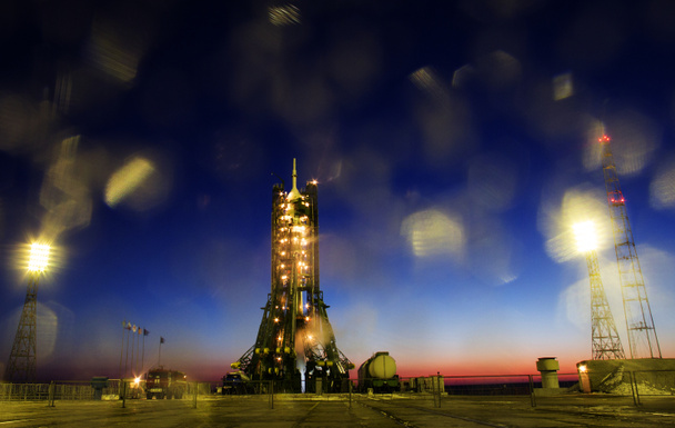 El cohete Soyuz MS-07 se ve en la plataforma de lanzamiento al amanecer del 17 de diciembre de 2017 en el cosmódromo de Baikonur en Kazajstán. plantilla de fondo, elementos de esta imagen amueblada por nasa - Foto, Imagen
