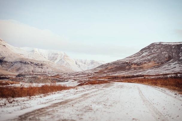 Paisaje montañoso islandés en invierno - Foto, imagen