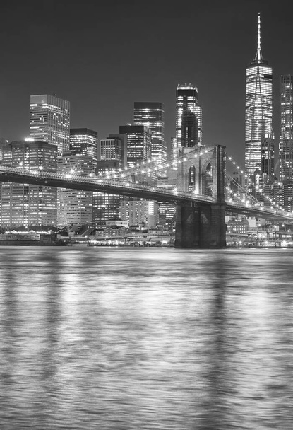 Ασπρόμαυρη φωτογραφία της Γέφυρας του Μπρούκλιν τη νύχτα, Νέα Υόρκη, ΗΠΑ. - Φωτογραφία, εικόνα