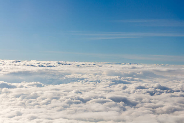 Une vue de l'horizon formé au-dessus des nuages blancs duveteux dans le ciel. - Photo, image