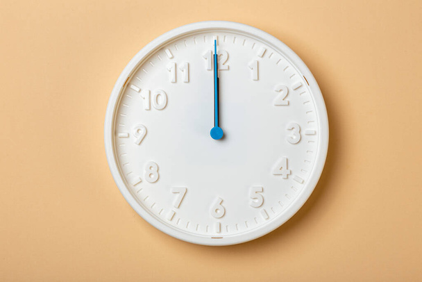 reloj de pared blanco con segunda mano azul - Foto, Imagen