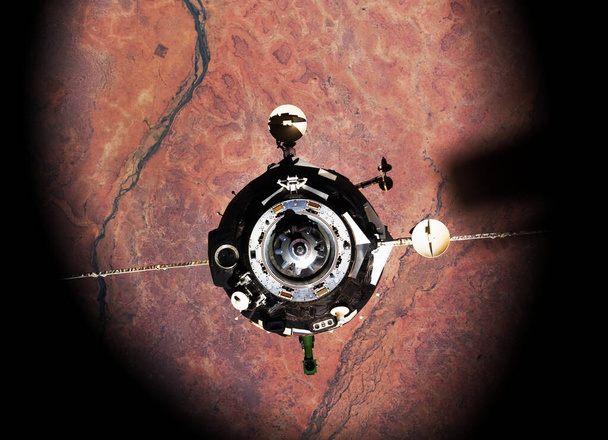 Sonda Sojuz TMA-16 jest pokazana na zdjęciu sfotografowanym przez członka załogi Ekspedycji 22 na Międzynarodowej Stacji Kosmicznej podczas relokacji szablonu tła, elementów tego zdjęcia dostarczonych przez NASA. - Zdjęcie, obraz