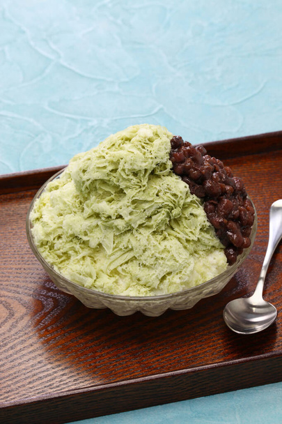 taiwanai hóban borotvált jégdesszert: matcha zöld tea adzuki babbal - Fotó, kép