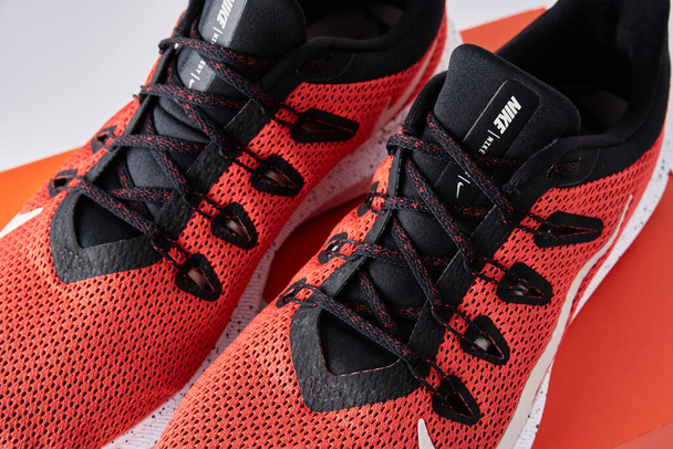 Scarpe da corsa Nike, da vicino. Scarpe da ginnastica rosse per correre. Dobrush, Bielorussia - 18.01.2021 - Foto, immagini