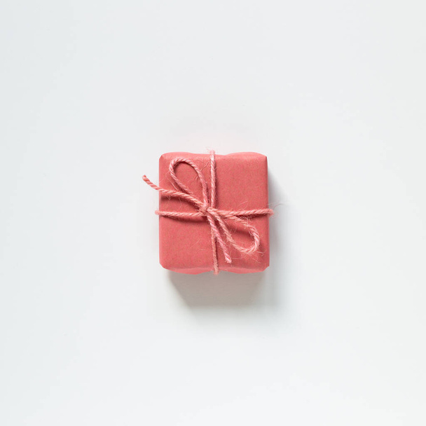 Coffret cadeau rose isolé sur fond blanc. vue du dessus, espace de copie - Photo, image