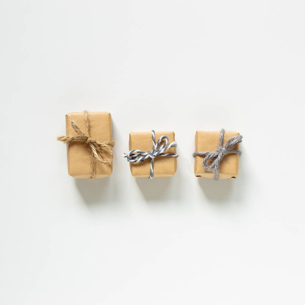 Beyaz arka planda izole edilmiş kahverengi hediye kutuları. Üst görünüm, boşluk kopyala - Fotoğraf, Görsel