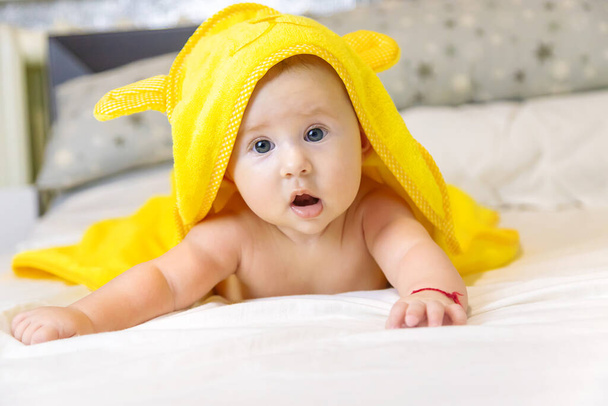 Małe dziecko w ręczniku po kąpieli. Wybiórcze skupienie. Ludzie.. - Zdjęcie, obraz