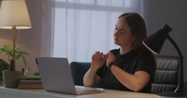 γυναίκα αισθάνεται πόνο στο λαιμό κατά τη διάρκεια της εργασίας με φορητό υπολογιστή στο γραφείο στο σπίτι, οστεοχόνδρωση και πάνω από την ένταση από την εργασία στον υπολογιστή - Πλάνα, βίντεο