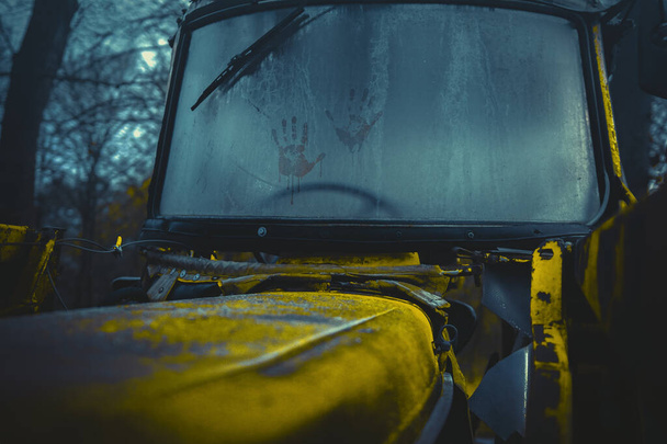Starý rezavý traktor zepředu s děsivými otisky rukou na předním skle - Fotografie, Obrázek