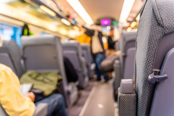Nieznani pasażerowie umieszczający bagaż w kabinie pociągów - Zdjęcie, obraz
