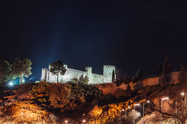 Albergue Castillo San Servando castle light up at night, Toledo, España - Foto, imagen