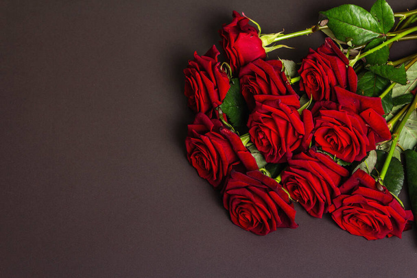 Kukkakimppu tuoreita viininpunainen ruusuja musta kivi betonitaustalla. Tuoksuva punaisia kukkia, lahja käsite Ystävänpäivä, Häät tai Syntymäpäivä - Valokuva, kuva