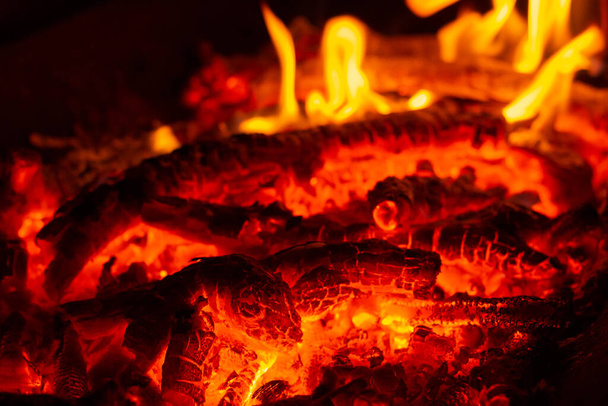 Llama de fuego de carbones ardiendo en la hoguera - Foto, imagen