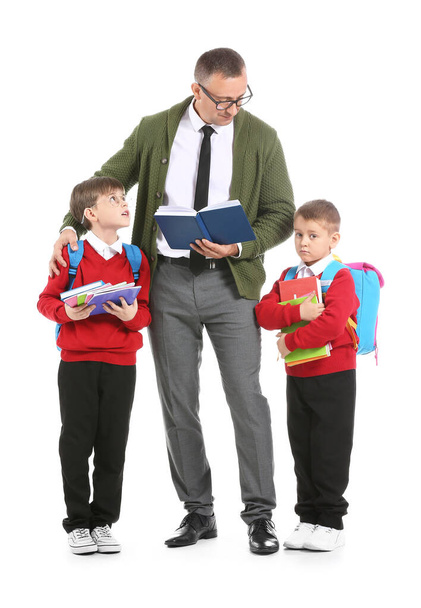 Kleine Schüler mit Lehrer auf weißem Hintergrund - Foto, Bild