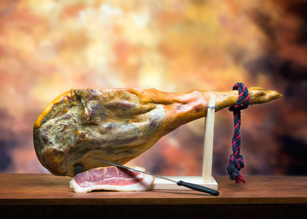 Hamon - szárított sertéshús lába - faállványon. - Fotó, kép