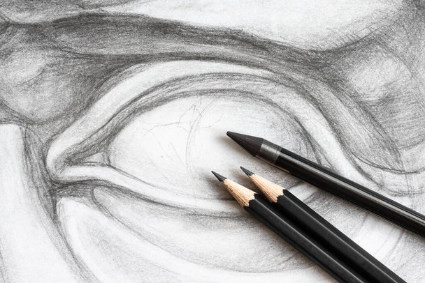 tres lápices de grafito en dibujo académico dibujado a mano del ojo de David de cerca - Foto, Imagen