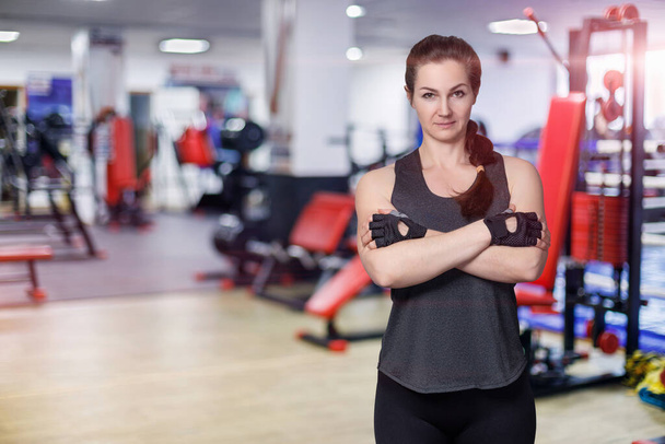 Fitness edzés szolgáltatás koncepció.Női edző áll a háttérben a tornaterem. - Fotó, kép