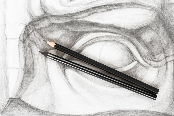 vista superior de dos lápices de grafito diferentes en el dibujo académico dibujado a mano del ojo de David - Foto, Imagen