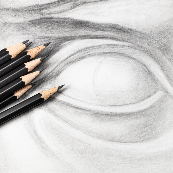 石膏ボードの目を閉じて手描きの学術図面上の黒い黒鉛の鉛筆のセットの正方形のビュー - 写真・画像