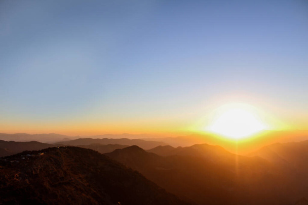 Amanecer visto desde los montes - Фото, зображення