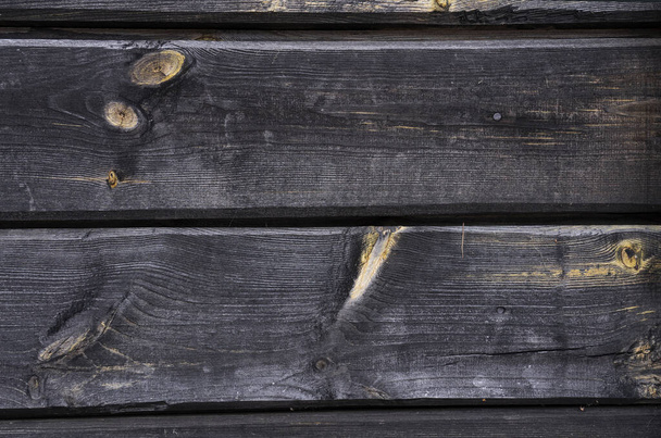 Alte Holzbohlen mit Ästen und Kratzern, dunkle Holzstruktur für den Hintergrund. - Foto, Bild