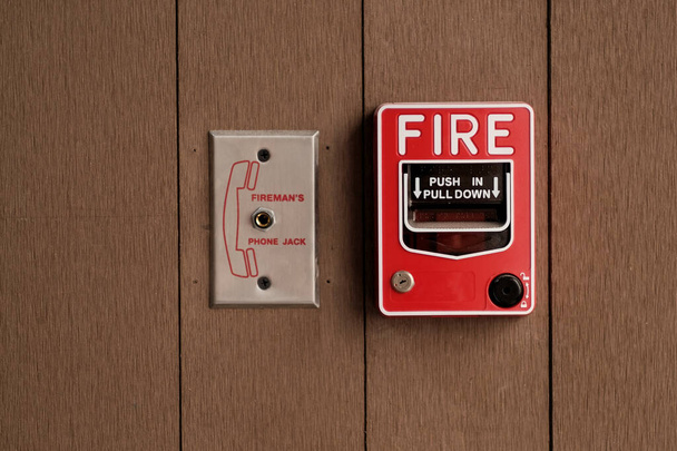 建物内の赤い火災警報システム  - 写真・画像