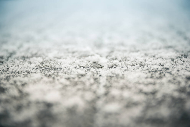Close up de inverno natureza fundo de neve branca fofa. Contraste abstrato do derretimento fresco da neve na superfície molhada da prancha da plataforma de madeira. Foco suave - Foto, Imagem