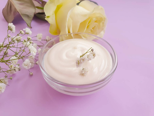 crema cosmética, flor de rosa sobre un fondo de color - Foto, Imagen