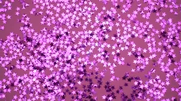 Περιστρεφόμενα ροζ αστέρια λάμπουν σε μπλε φόντο. Εορταστική λαμπερό φωτεινό φόντο - Πλάνα, βίντεο