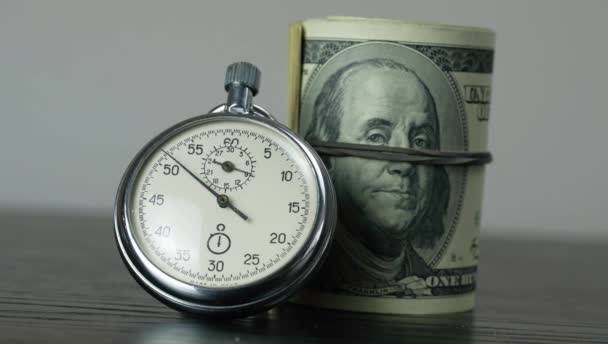 Dólares y cronómetro. Concepto empresarial de pérdida de tiempo e inversiones fallidas - Metraje, vídeo