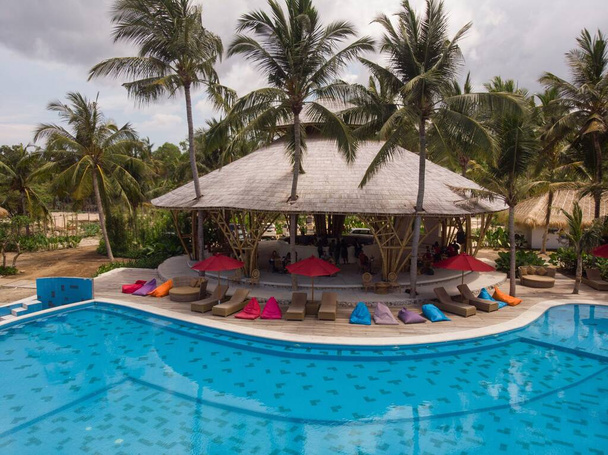 Restaurante à beira da piscina beach club bar salão piscina relaxamento oásis Nusa Penida Bali Indonésia Sudeste Asiático - Foto, Imagem