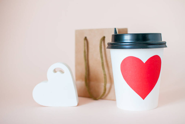 Paper cup, paper gift bag and heart figurine. Valentines Day - Foto, immagini