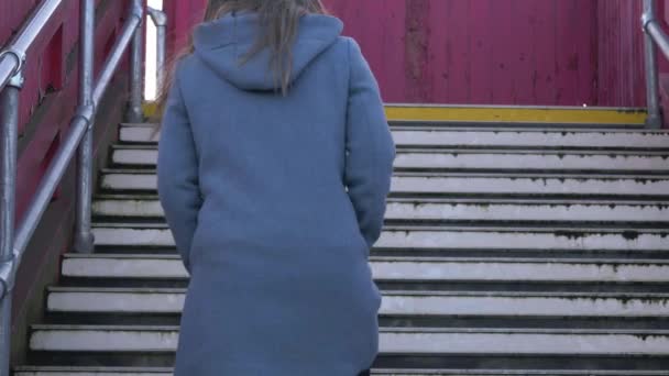 Şehir sahnesinde merdivenleri tırmanan kadın - Video, Çekim