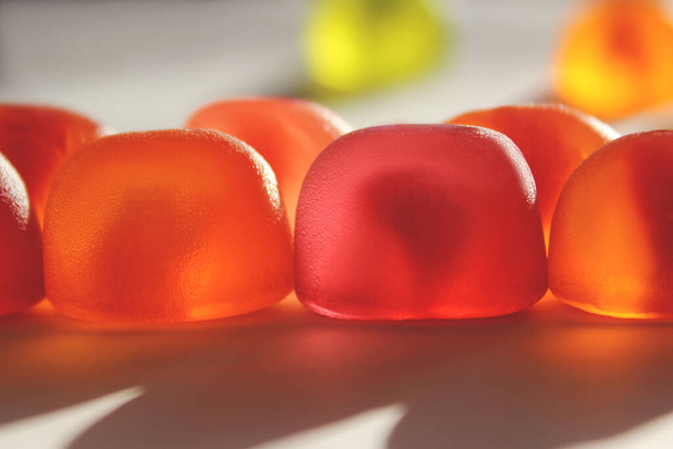 Homályos kép a zselés cukorkákról. Absztrakt színes élelmiszer háttér - Fotó, kép