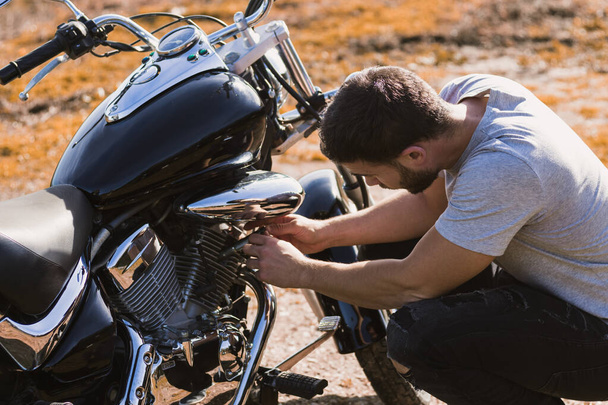 Guggoló motoros aggódik egy motorkerékpár összeomlás - Fotó, kép